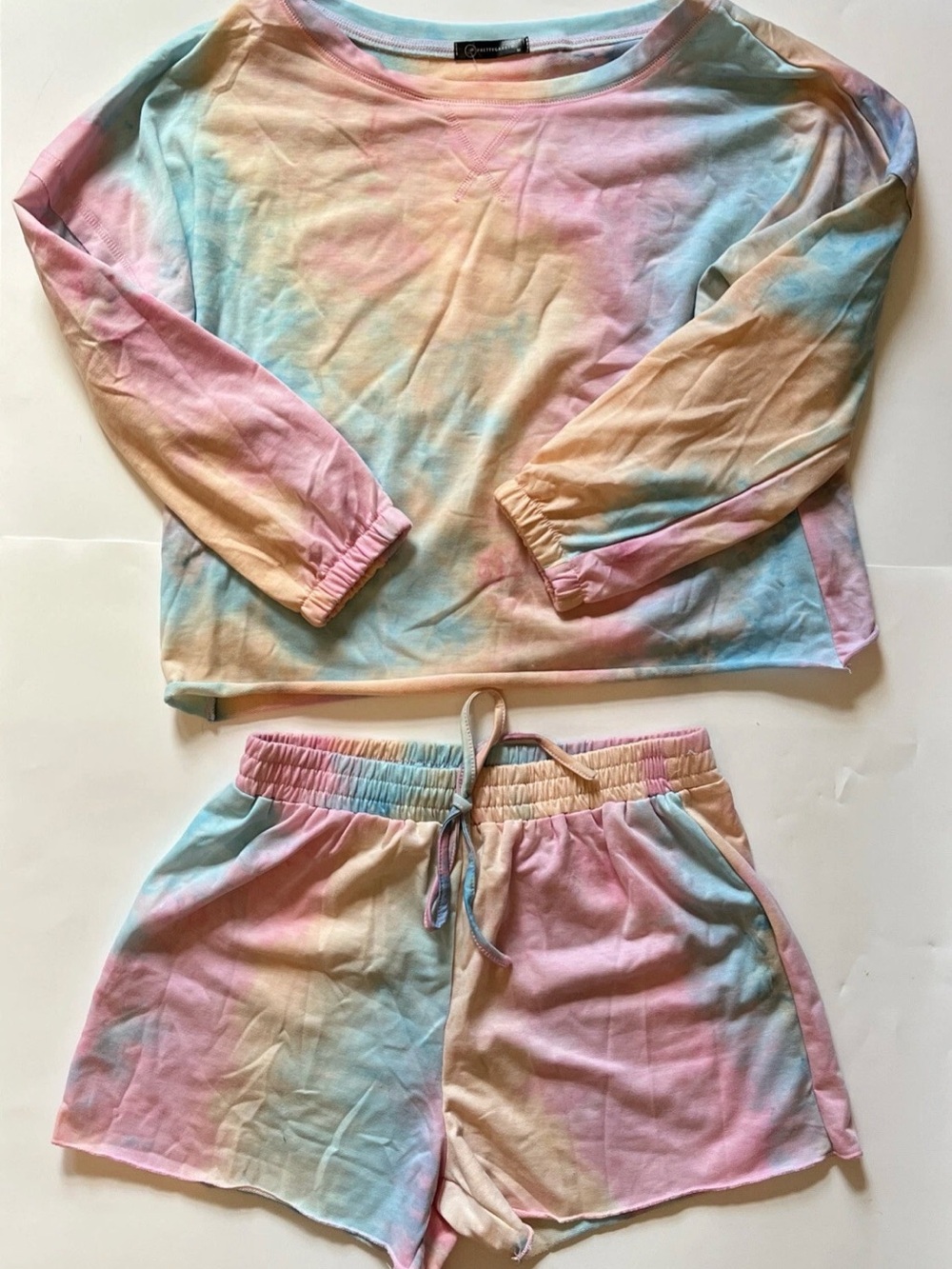 Pretty garden women’s tye dye pajama set. Long sleeve top & shorts. Medium